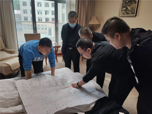 山東科技大學實用礦山壓力研究中心主任石永奎教授、郝建博士應(yīng)邀赴龍煤雙鴨山礦業(yè)集團進行技術(shù)交流