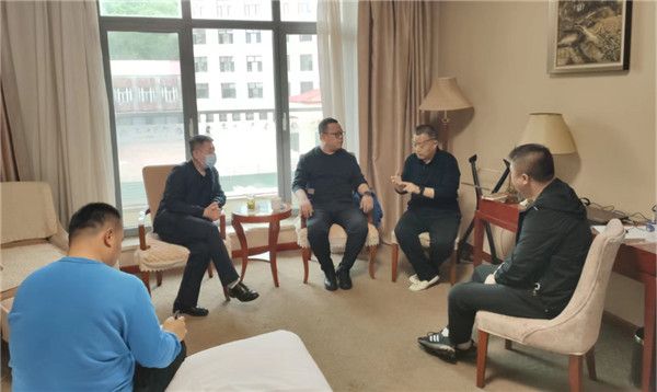 山東科技大學(xué)實(shí)用礦山壓力研究中心主任石永奎教授、郝建博士應(yīng)邀赴龍煤雙鴨山礦業(yè)集團(tuán)進(jìn)行技術(shù)交流